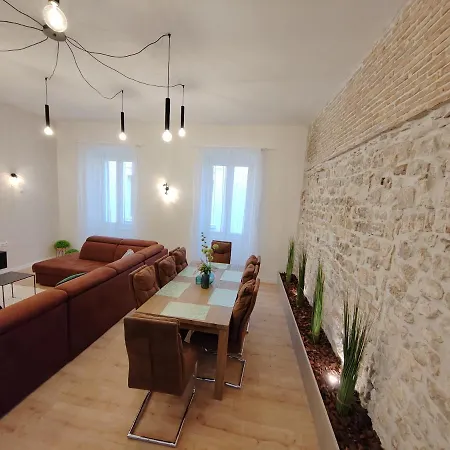 Town Square Apartman