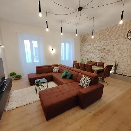 Town Square Apartment *