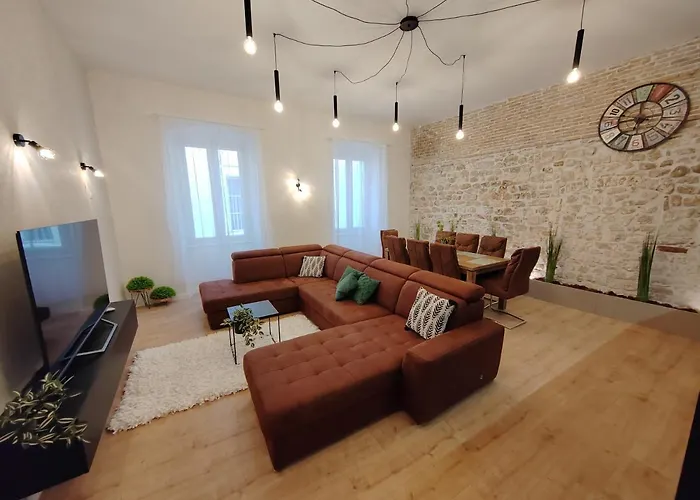 Town Square Apartman *